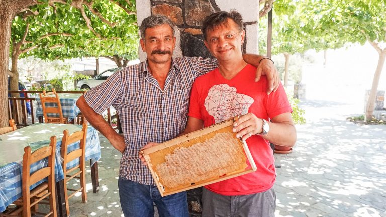Bičiuliai ir bitės Kretoje. Du bičiuliai. Kreta, Graikija | Mano Kreta