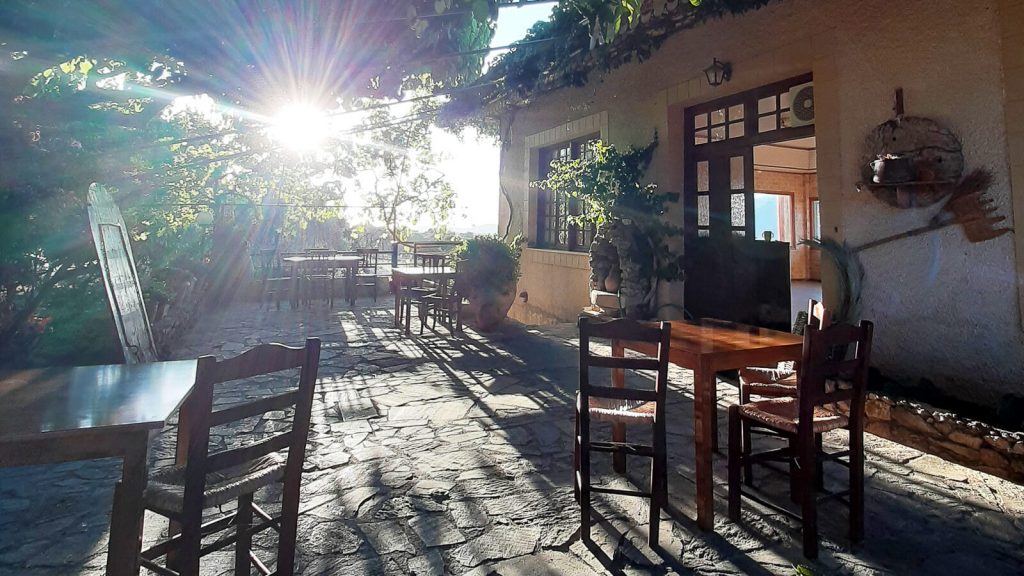 Istorija po apelsinmedžiais. Taverna saulės spinduoliuose. Kreta, Graikija | Mano Kreta