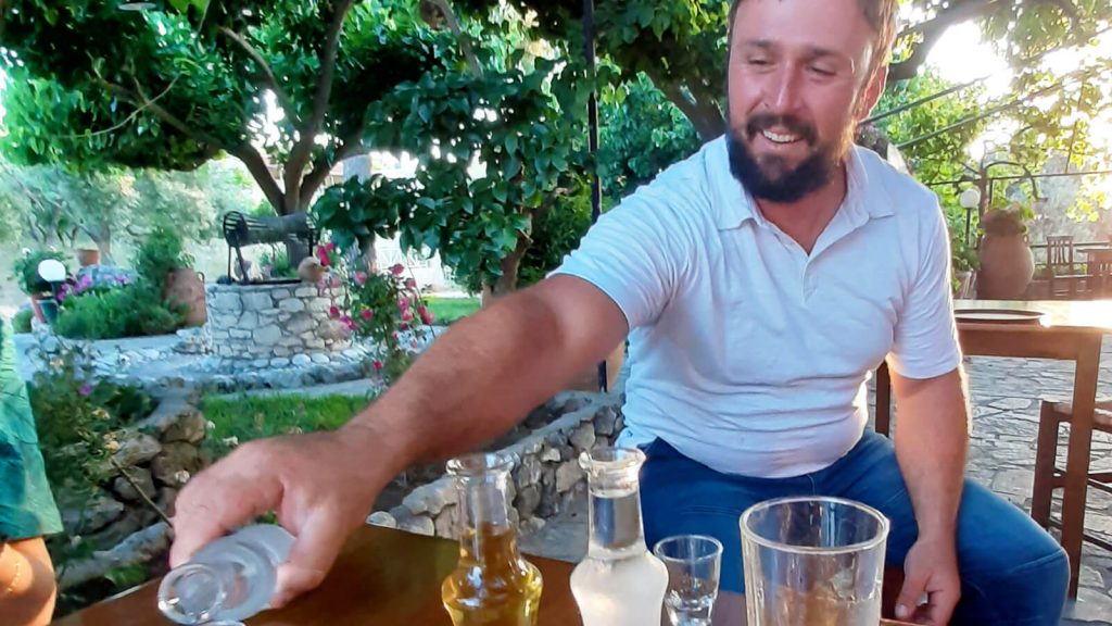 Istorija po apelsinmedžiais. Tavernos savininkas Jorhos. Kreta, Graikija | Mano Kreta