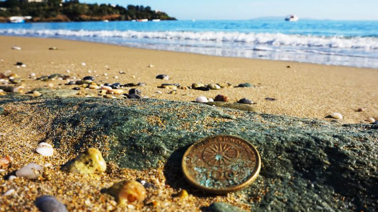 Kalėdų dovana Kretoje. Moneta rasta paplūdimio smėlyje Kreta, Graikija | Mano Kreta