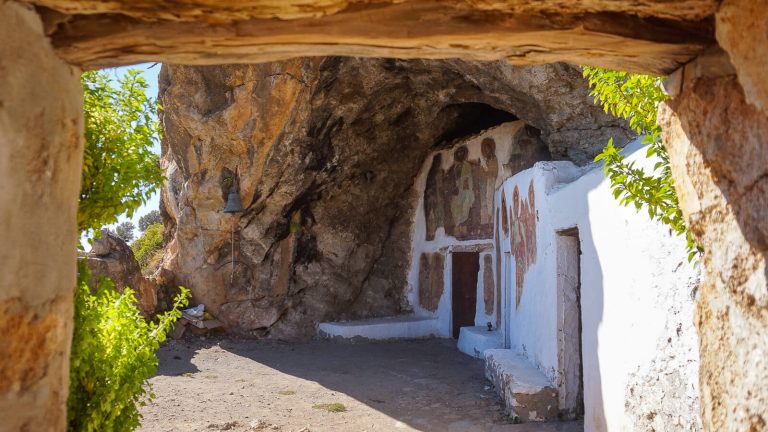 Miegas Agios Ioannis vienuolyno urvuose. Įėjimas į cerkvę. Kreta, Graikija | Mano Kreta