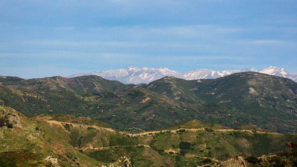 Ekologišku kurortu paverstas Milia kaimas. Baltųjų kalnų viršukalnės. Kreta, Graikija | Mano Kreta