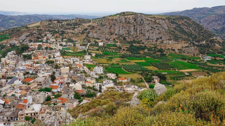 Temenos – Bizantijos imperatoriaus Nikiforo Foko tvirtovė Kretoje.  Vaizdas nuo kalno. Kreta, Graikija | Mano Kreta