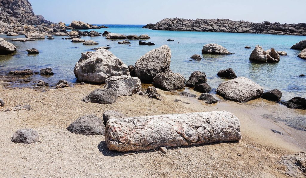 Viena: antikos griuvėsiai laukiniame Kretos paplūdimyje. Kolona. Kreta, Graikija | Mano Kreta