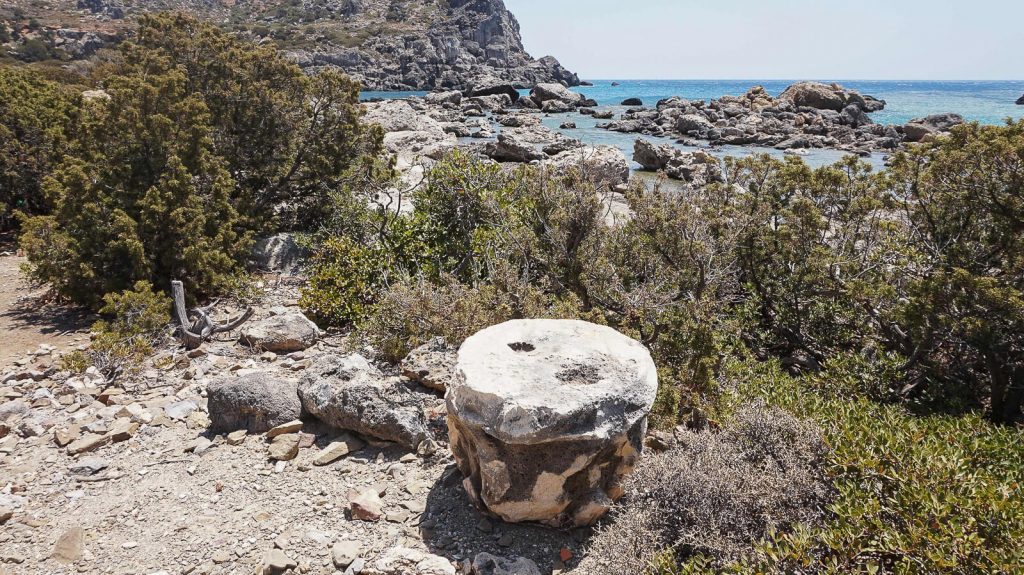 Viena: antikos griuvėsiai laukiniame Kretos paplūdimyje. Kolonos pagrindas. Kreta, Graikija | Mano Kreta