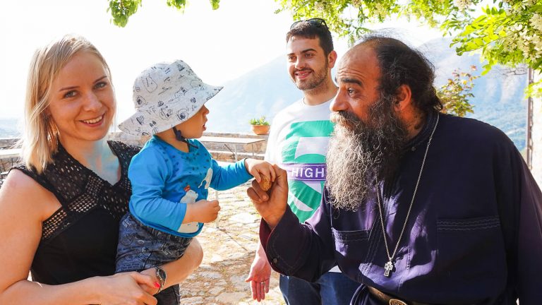 Vienuolyne kalnuose. Vienuolis pasitinka lietuvių šeimą MANO KRETA ekskursijos metu. Kreta, Graikija | Mano Kreta