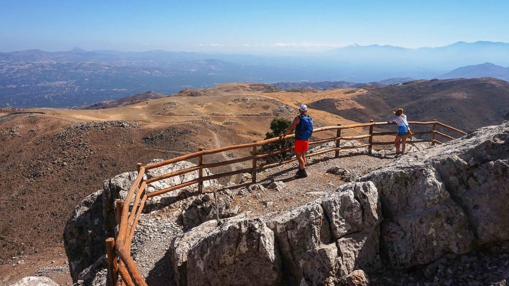 Asterousijos kalnuose su Audre ir Gintaru. Vaizdas į Messaros lygumą. Kreta, Graikija | Mano Kreta