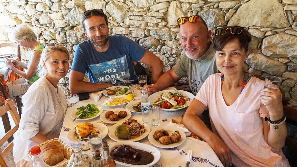 Po Asterousios kalnus – su Audre ir Gintaru. Pietūs tavernoje prie jūros. Kreta, Graikija | Mano Kreta